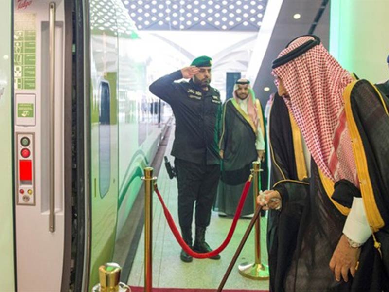 اضغط لمشاهدة الفيديو: العاهل السعودي يفتتح مشروع قطار الحرمين السريع